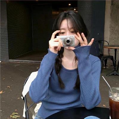 玻璃橱窗中的姑娘